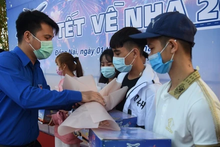 Đại diện Tỉnh đoàn Đồng Nai tặng quà cho thanh niên công nhân về quê đón Tết.