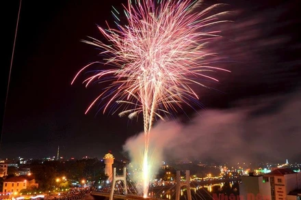 Bình Thuận bắn pháo hoa tầm thấp tại điểm cầu Lê Hồng Phong (TP Phan Thiết) dịp Tết Canh Tý 2020.