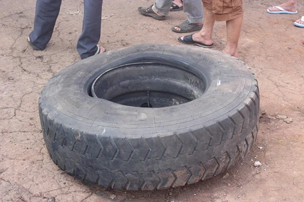 Chiếc lốp xe bị nổ văng trúng người ông Hiển khiến ông này tử vong.