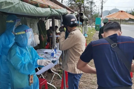 Người dân khai báo y tế tại các chốt chặn kiểm soát dịch Covid-19 ở cửa ngõ TP Đà Nẵng.