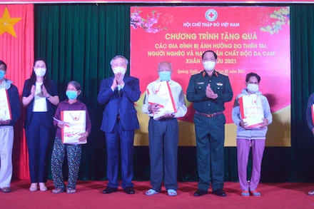 Ủy viên Bộ Chính trị, Chánh án Tòa án nhân dân tối cao Nguyễn Hòa Bình và các Ủy viên T.Ư Đảng: Trần Quang Phương, Phó Chủ nhiệm Tổng cục Chính trị QĐND Việt Nam; Bùi Thị Quỳnh Vân, Bí thư Tỉnh ủy, Chủ tịch HĐND tỉnh Quảng Ngãi trao quà tết cho người nghèo.