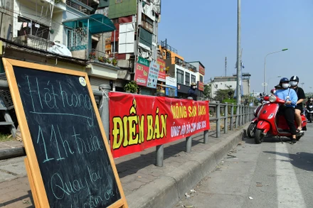 Ngày 21-2, nhiều người dân đã có mặt tại trên đường Giải Phóng để chờ mua nông sản từ vùng dịch Hải Dương chuyển lên.