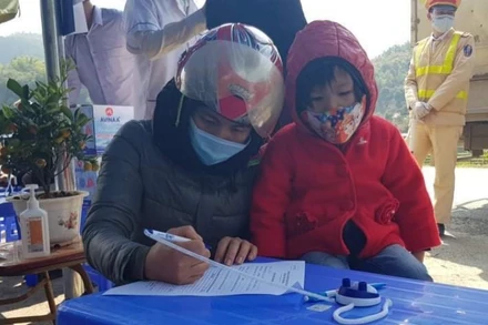 Người dân thực hiện khai báo y tế tại chốt phòng dịch trên đèo Pha Đin, huyện Tuần Giáo.