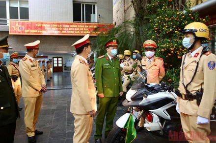 Lãnh đạo Phòng Cảnh sát giao thông kiểm tra, giao nhiệm vụ cho cán bộ, chiến sĩ.