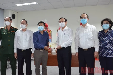 Bí thư Thành ủy TP Hồ Chí Minh Nguyễn Văn Nên tặng quà cho HCDC. (Ảnh: Nguyễn Nam)