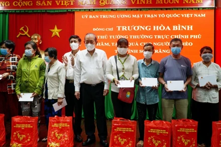 Phó Thủ tướng Thường trực Trương Hòa Bình và Bí thư Tỉnh ủy Sóc Trăng Lâm Văn Mẫn trao quà cho các hộ nghèo.