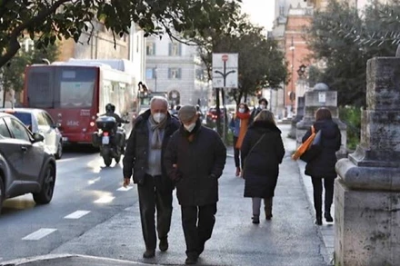 Người dân đeo khẩu trang phòng lây nhiễm COVID-19 tại Rome, Italy. (Ảnh: THX/TTXVN)