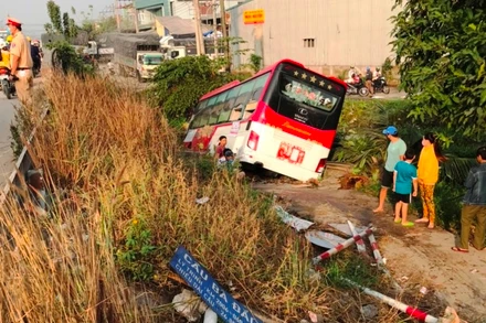 Xe khách mất lái và lao xuống bờ kênh Bà Đắc.