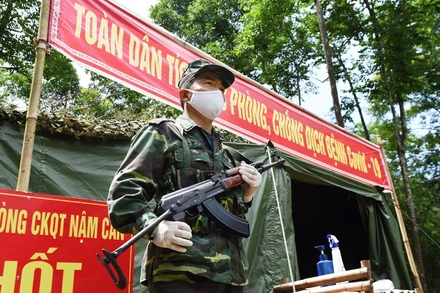 Canh gác tại các điểm “nóng” trên đường mòn, lối mở qua biên giới.