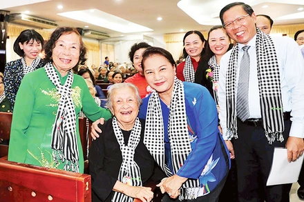 Chủ tịch Quốc hội Nguyễn Thị Kim Ngân đến dự họp mặt nhân kỷ niệm 60 năm phong trào Đồng khởi (Bến Tre). Ảnh: TRỌNG ĐỨC (TTXVN)