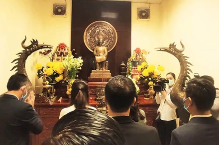 Dâng hương tại phòng tưởng niệm Bác Hồ, sáng 3-2.