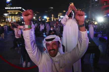 Người dân UAE ăn mừng sau khi Tàu thăm dò Amal đi vào quỹ đạo sao Hỏa đêm 9-2.