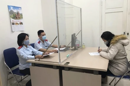 Thanh tra Sở Thông tin và Truyền thông Hà Nội làm việc với đối tượng (bên phải) có hành vi vi phạm.