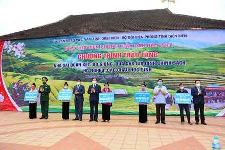 Các đồng chí lãnh đạo Tỉnh ủy, HĐND, UBND, Ủy ban MTTQ Việt Nam tỉnh Điện Biên và lãnh đạo Bộ Chỉ huy BĐBP Điện Biên trao nhà Đại đoàn kết tặng các gia đình nghèo xã Thanh Nưa.