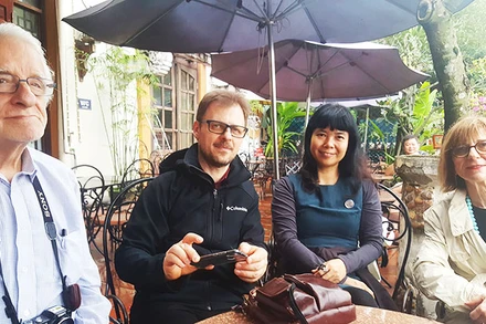 Từ trái qua phải - dịch giả Đức Guenter Giesenfeld, nhà thơ Sándor Halmosi, nhà văn Kiều Bích Hậu, nhà thơ Laura Garavaglia.