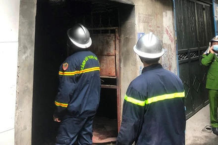 Lực lượng chức năng tiếp cận hiện trường vụ cháy.