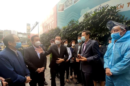 Chủ tịch UBND TP Hà Nội Chu Ngọc Anh kiểm tra công tác phòng, chống dịch ở tòa nhà 88 Láng Hạ (quận Đống Đa, Hà Nội).
