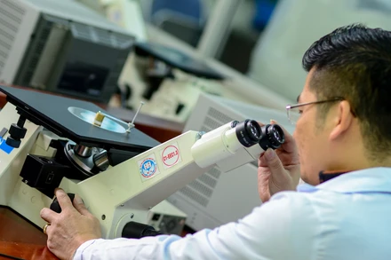 Giảng viên Trường đại học Bách khoa Hà Nội trong công tác nghiên cứu khoa học