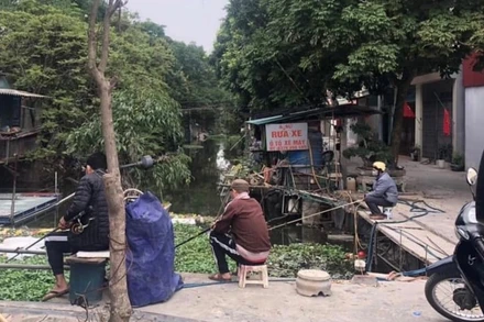 Nhiều người dân TP Hải Dương đến cống Đọ câu cá trong mùa dịch.