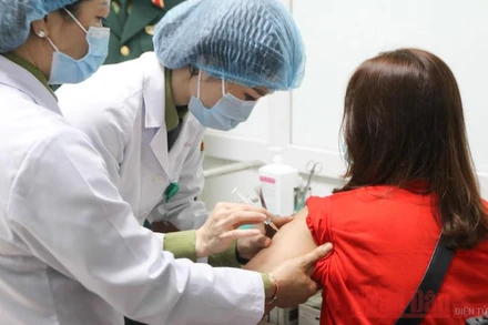 Hình ảnh tiêm thử nghiệm giai đoạn 2 vaccine ngừa Covid-19 do Việt Nam sản xuất