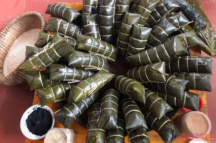 Bánh chưng đen Na Kim.