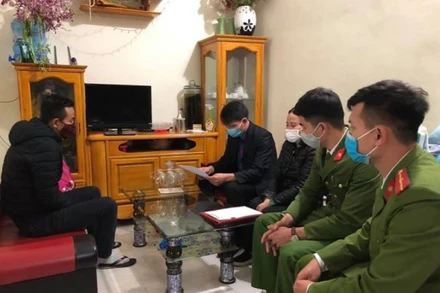 Lực lượng chức năng làm việc với anh Trần Văn V.