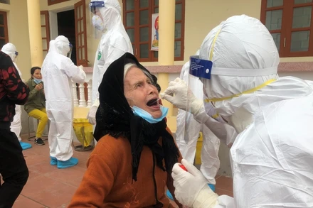 Lấy mẫu xét nghiệm SARS-CoV-2 ở TP Chí Linh (Hải Dương).