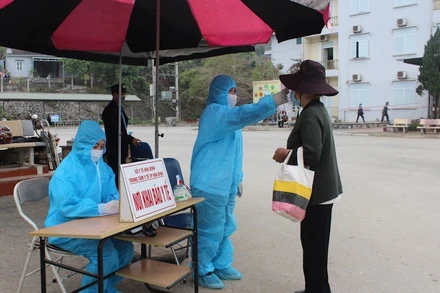 Ngành y tế tỉnh Hoà Bình nỗ lực thực hiện các biện pháp giúp người dân phòng, chống dịch.