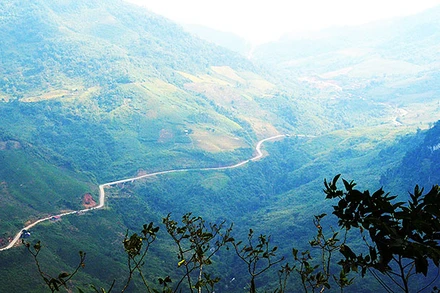 QL 16 đoạn qua bản Huồi Cọ, xã Nhôn Mai, huyện Tương Dương và đường lên bản Huồi Cọ. Ảnh: NHẬT LÂN