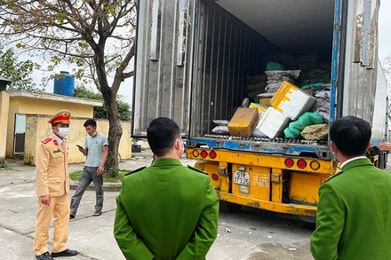 Công an phát lộ phương tiện chở thực phẩm không rõ nguồn gốc trộn lẫn với hàng hợp pháp trong khoang đông lạnh.