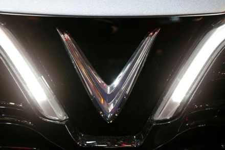 Logo VinFast xuất hiện trên một chiếc ô tô trong ngày họp báo đầu tiên của triển lãm ô tô tại Paris, Pháp, ngày 2-10-2018. Ảnh: Reuters.