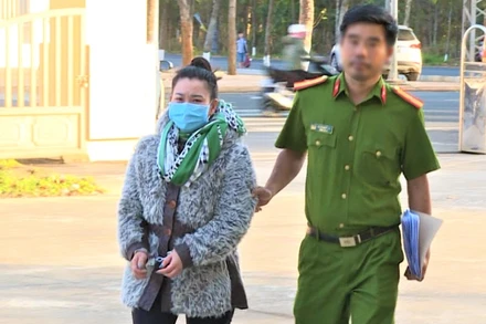 Đối tượng Nguyễn Thị Thủy bị Công an thành phố Buôn Ma Thuột bắt giữ, đưa về trụ sở để làm việc.