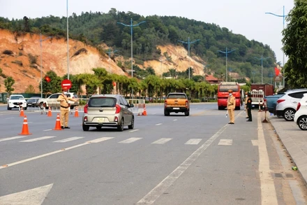  Lực lượng chức năng kiểm soát chặt chẽ người và phương tiện vào tỉnh Quảng Ninh.