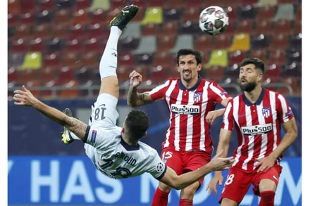 Pha ghi bàn đẹp mắt của Giroud (áo trắng) cho Chelsea. (Ảnh EPA)