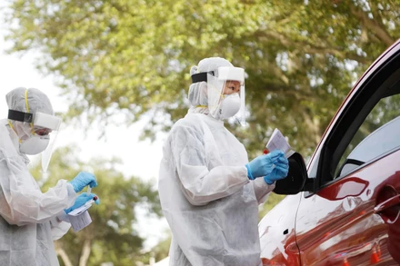 Lấy mẫu xét nghiệm Covid-19 tại Mỹ. Ảnh: Getty Images.