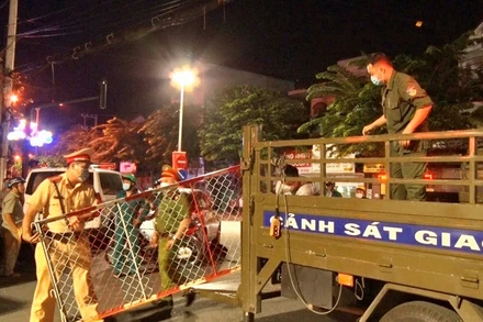 Lực lượng chức năng di chuyển hàng rào phong tỏa lên xe. 