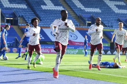 Pepe (giữa) xuất sắc góp một bàn thắng cho Arsenal.