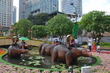 Đường hoa Nguyễn Huệ mở cửa thêm một ngày để phục vụ du khách.