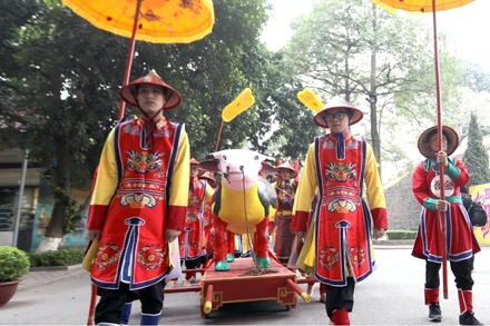 Đàn tế xưa được dựng ở phường Đông Hà. Trâu đất và thần Câu mang được tế và rước vào đền Bạch Mã. Lễ kết thúc, tượng trâu đất được rước từ đền Bạch Mã vào Hoàng thành, qua Đoan môn, lên điện Kính Thiên để tiến vua.