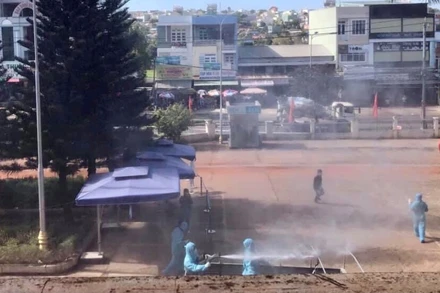 Lực lượng quân đội thuộc Quân đoàn 3, thực hiện phun hóa chất khử khuẩn tại Bệnh viện đa khoa Gia Lai.