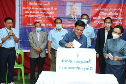 Tổng Bí thư, Thủ tướng Lào Thongloun Sisoulith bỏ phiếu tại khu vực bỏ phiếu phường Thaphalanxay, huyện Sisattanack, Thủ đô Vientiane. 