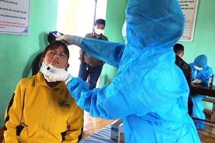 Lực lượng chuyên môn lấy mẫu xét nghiệm sàng lọc những người có yếu tố dịch tễ liên quan ở Quảng Xương.