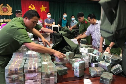 Tang vật thu giữ hơn 100 tỷ đồng.