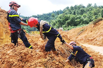Lực lượng cứu nạn cứu hộ vượt bùn lầy lên Thủy điện Rào Trăng 3.