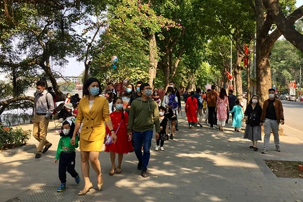 Khách du lịch đến hồ Hoàn Kiếm dịp Tết Nguyên đán.