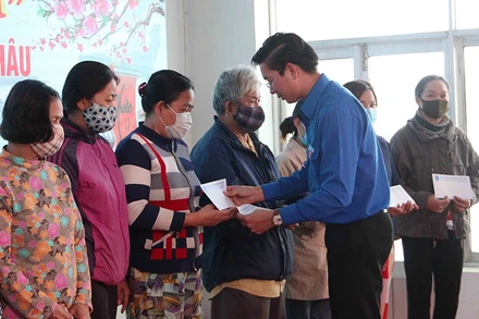 Tặng quà cho người nghèo trên địa bàn quận Hải Châu.