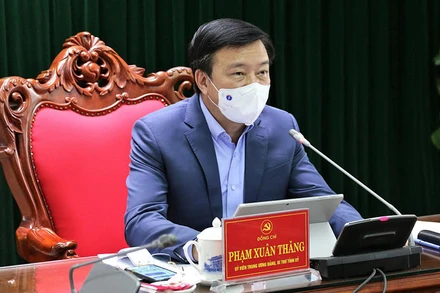 Đồng chí Phạm Xuân Thăng, Ủy viên Trung ương Đảng, Bí thư Tỉnh ủy chủ trì cuộc họp.