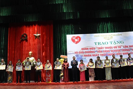 Đà Nẵng vinh danh 20 cá nhân tiêu biểu đạt giải thưởng “Tỏa sáng Blouse trắng” năm 2020.