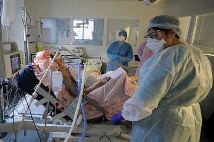 Điều trị bệnh nhân Covid-19 tại bênh viện. Ảnh: Reuters.