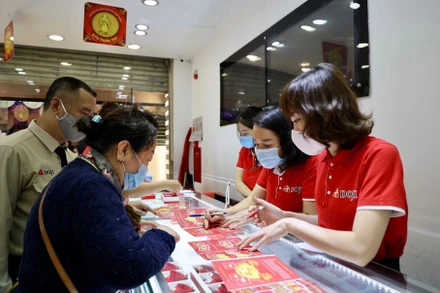 Nhiều người dân có thói quen đi mua vàng lấy may trong ngày vía Thần Tài mùng 10 tháng Giêng.